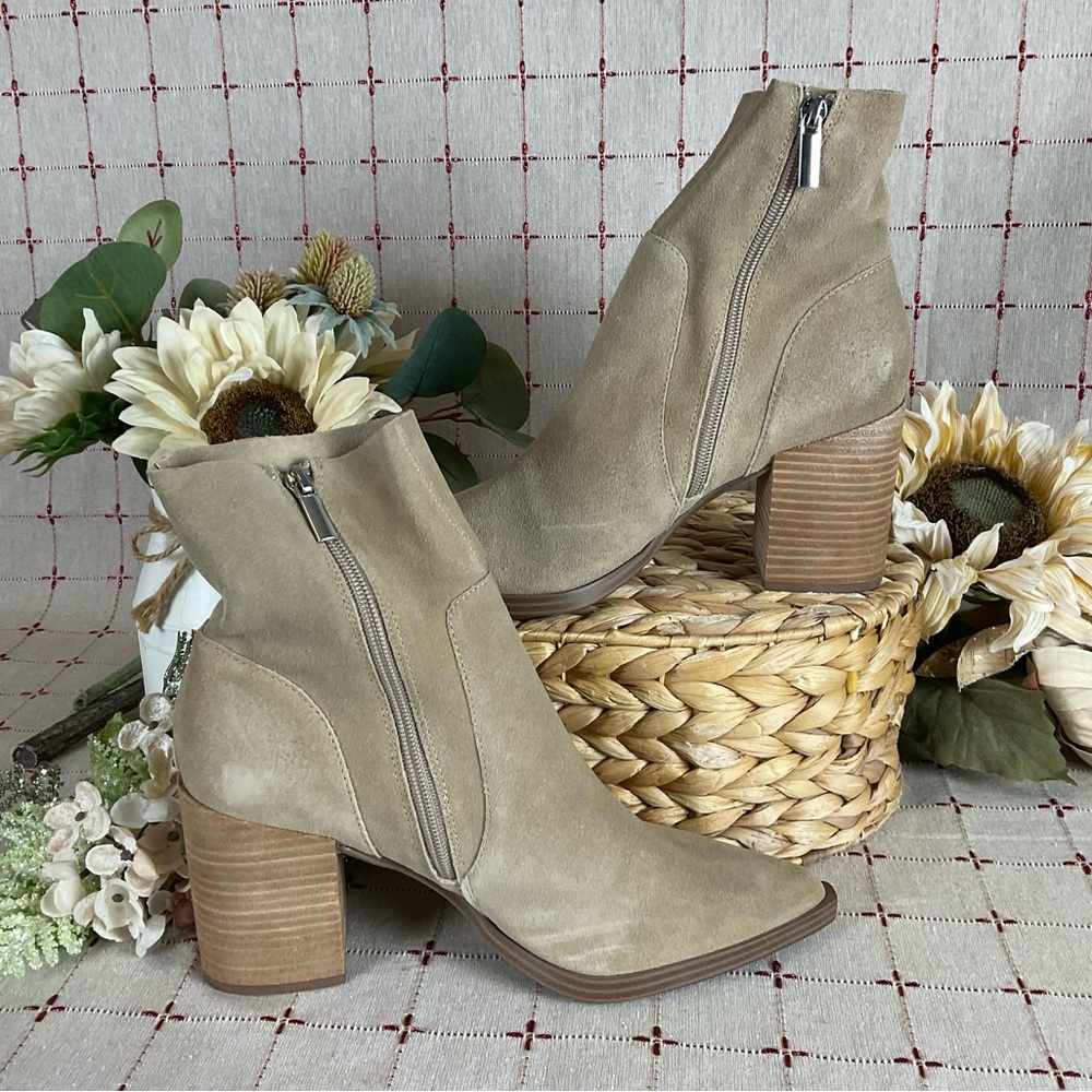 Steve Madden “Calabria” Tan Suede Ankle Boots Almond Toe Size 9.5 Beige Bootie - Picture 2 of 6